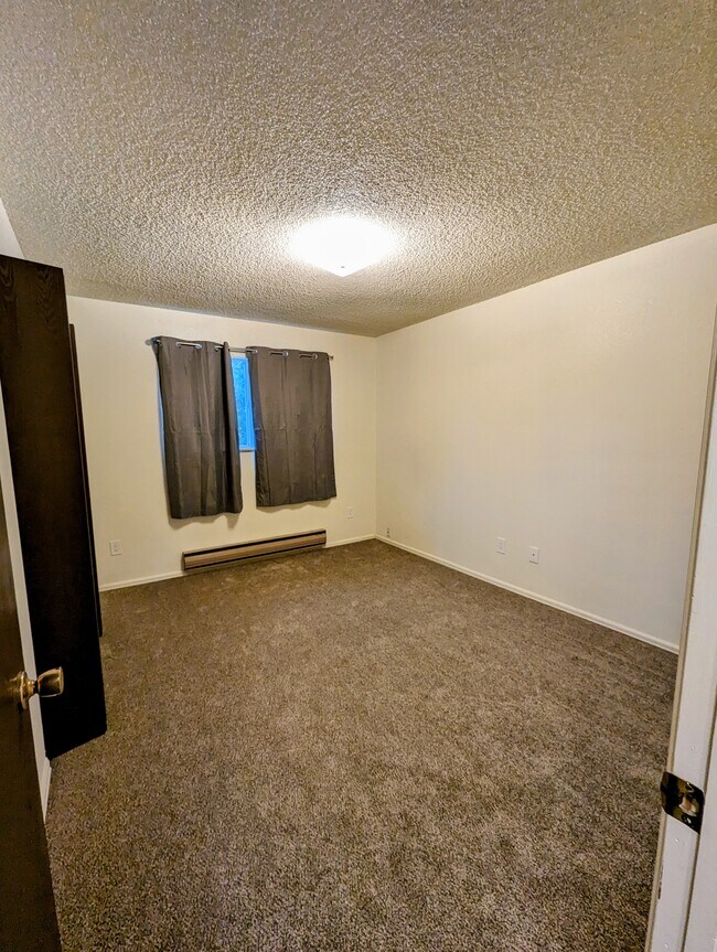 2nd bedroom with large closet - upstairs - 4666 S Garland Way