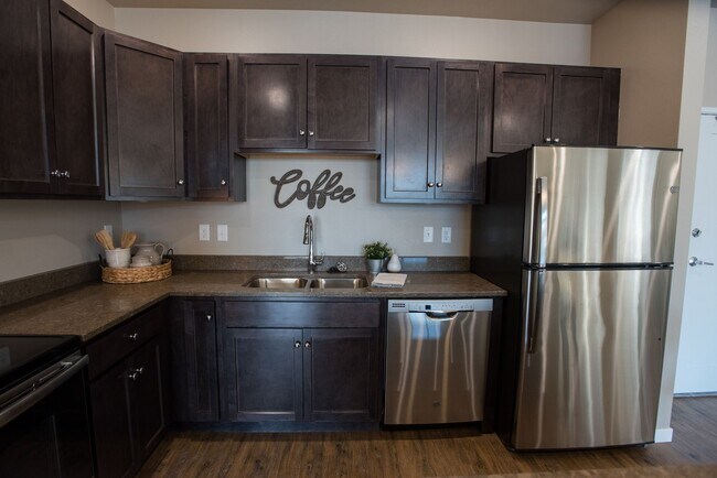 Foto del edificio - Spacious 2 Bedroom/2Bath, on first floor with Balcony, unit 104, available 9/1/2026