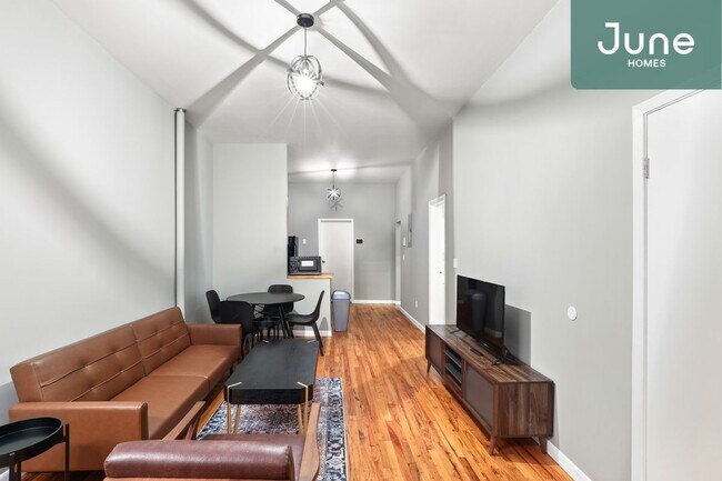 Foto del edificio - ROOM ONLY in 4-bed/2.0-bath Home