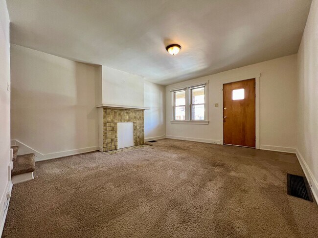 Foto del edificio - Incredible Two Bedroom Townhouse in Oakland! Close to Pitt & CMU! Call Today!