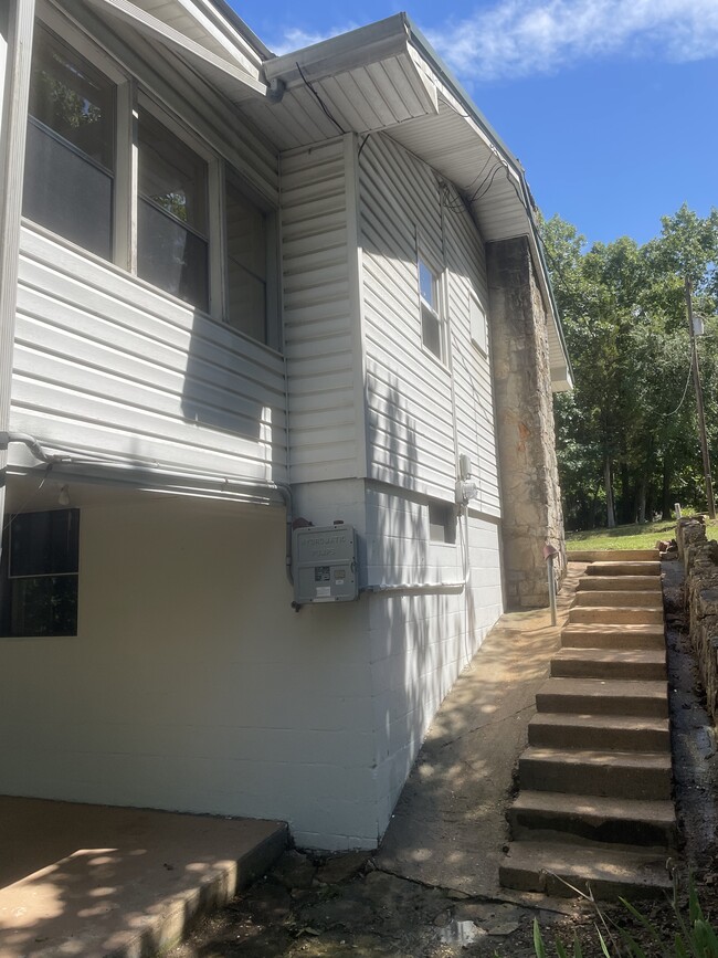 Building Photo - 315 W Hazelwood Dr