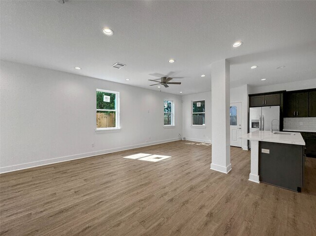 Foto del edificio - 5427 Bellfort Ave