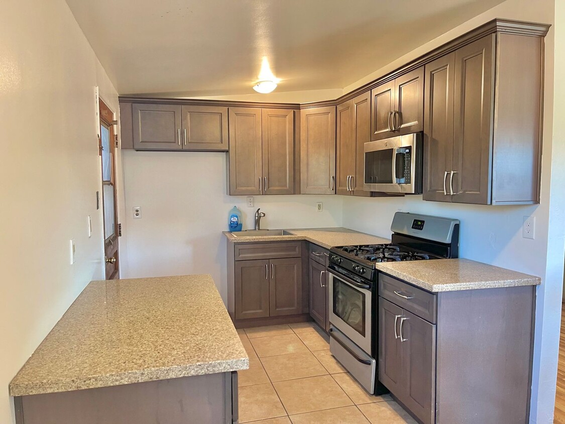 Primary Photo - Three Bedroom Two Bathroom Home $2,495 Ria...