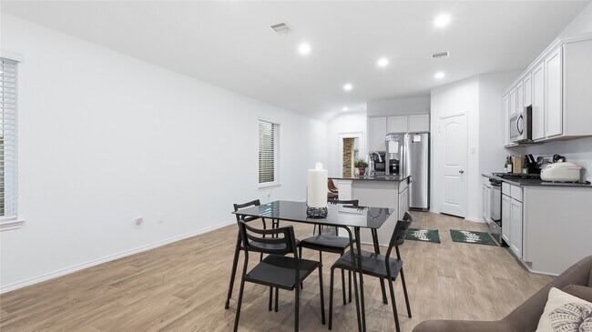 Foto del edificio - 22243 Florence Spgs Dr