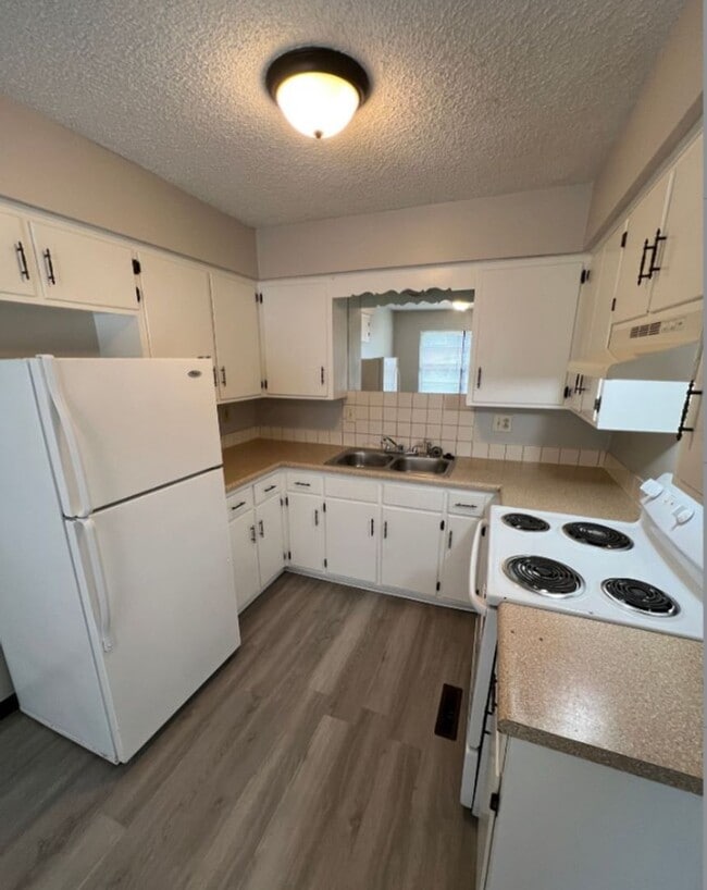 Foto del edificio - Spacious 2 Bedroom Duplex with Garage and ...