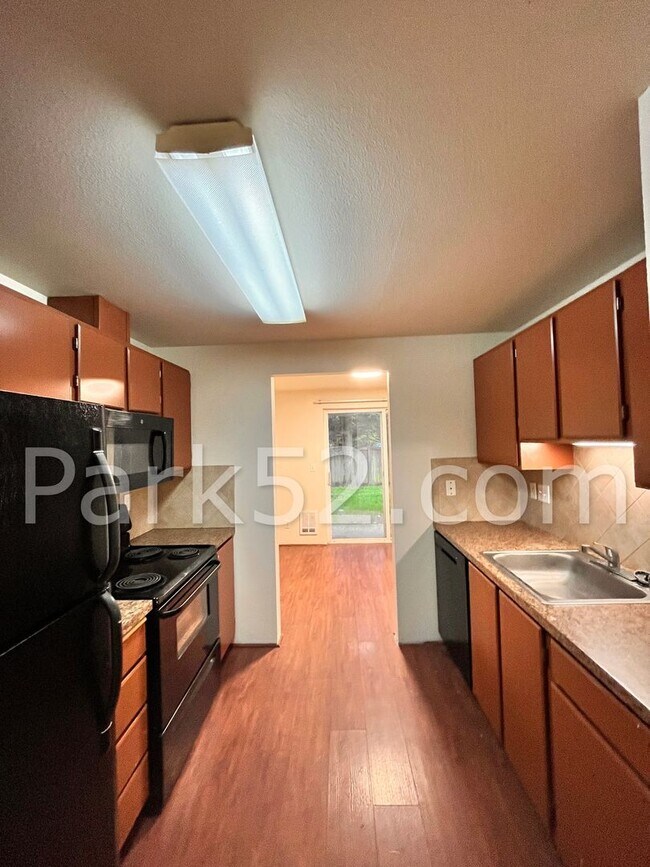 Foto del edificio - 2 Bedroom Ground Floor Apartment With Backyard
