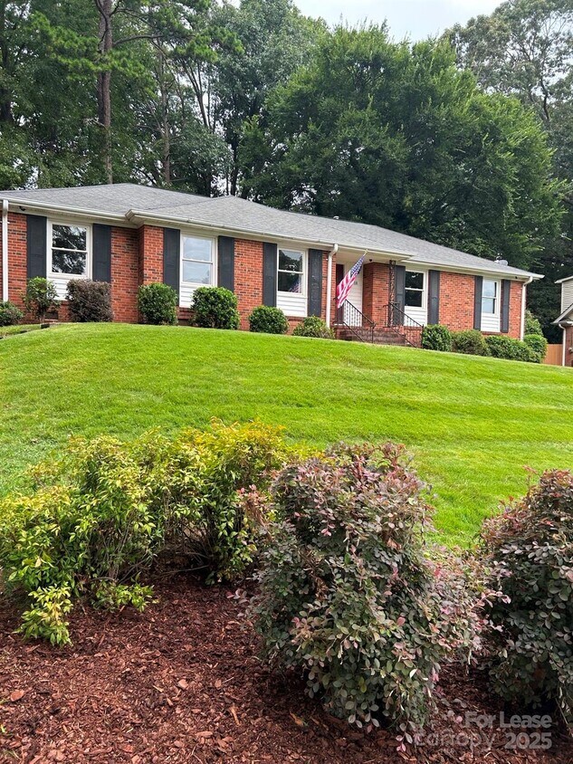 Foto principal - 6918 Woodstock Dr