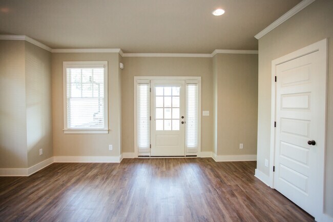 Foto del edificio - 139 E Cloverhurst Ave