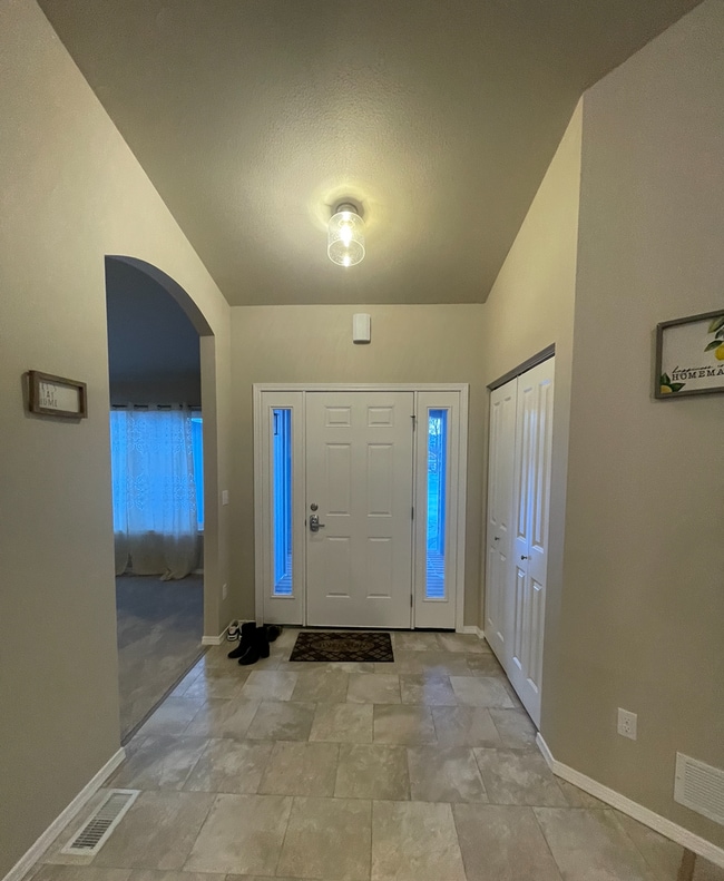 Building Photo - Spacious 3 bedroom/2 bathroom/2 car garage...