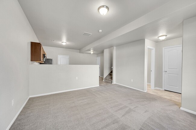 Building Photo - 3 bed 3 bath townhome in gated community w...