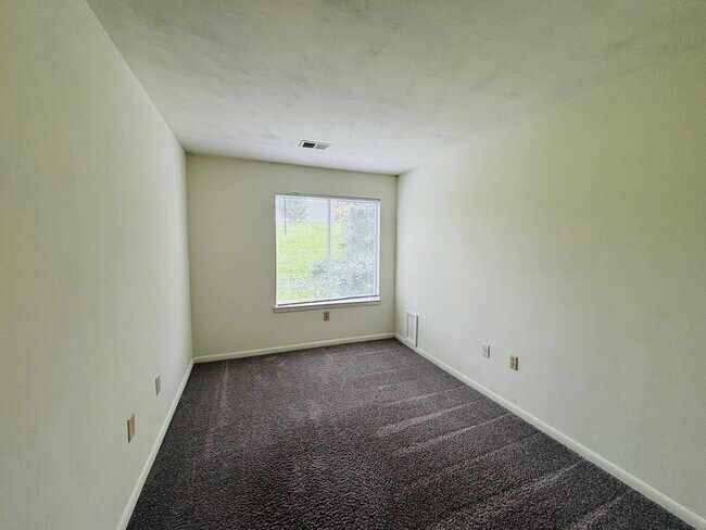 Building Photo - 4 Bedroom 2 Bath Condo