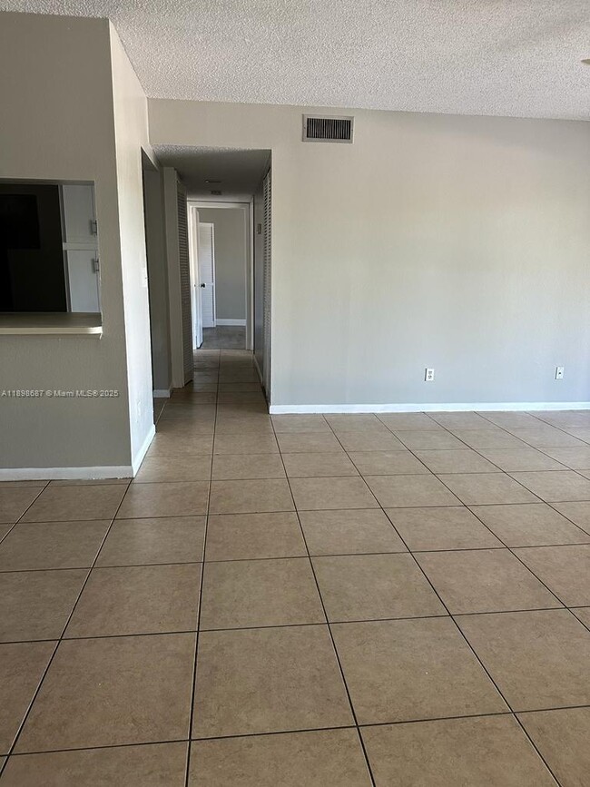 Foto del edificio - 8215 Sun Spring Cir