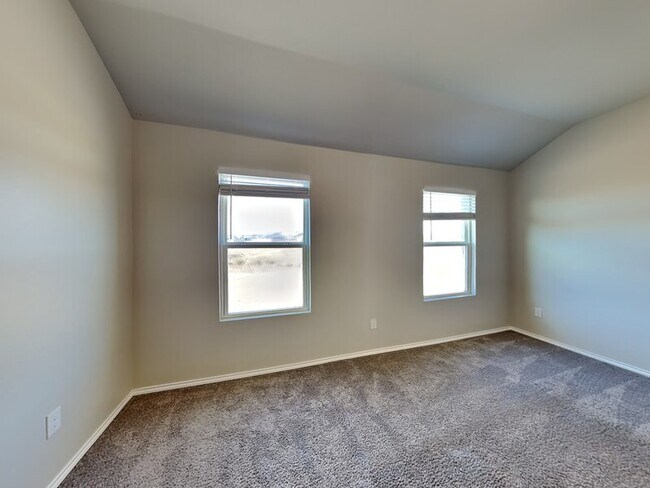 Building Photo - 333 Foxtrot Ter
