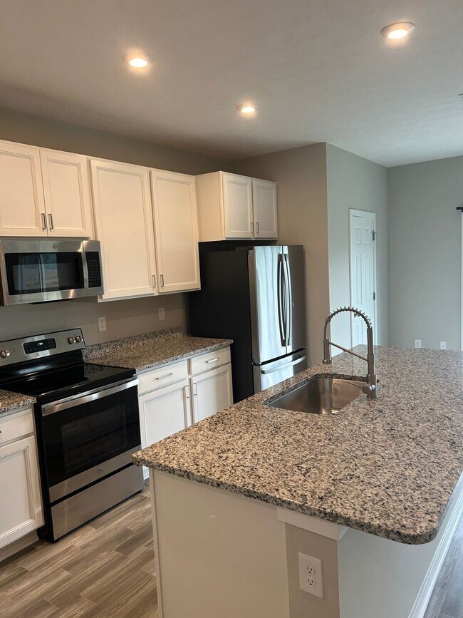 Foto del edificio - Must See New Construction In Mount Washing...