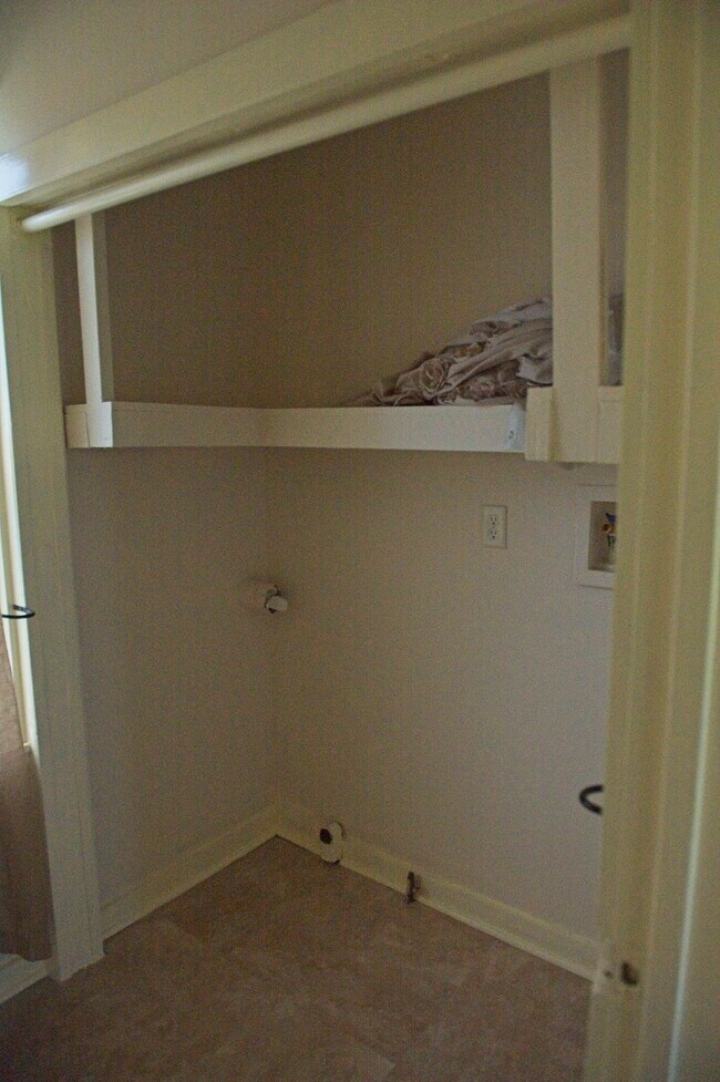 Foto del edificio - 1387 Central Ave