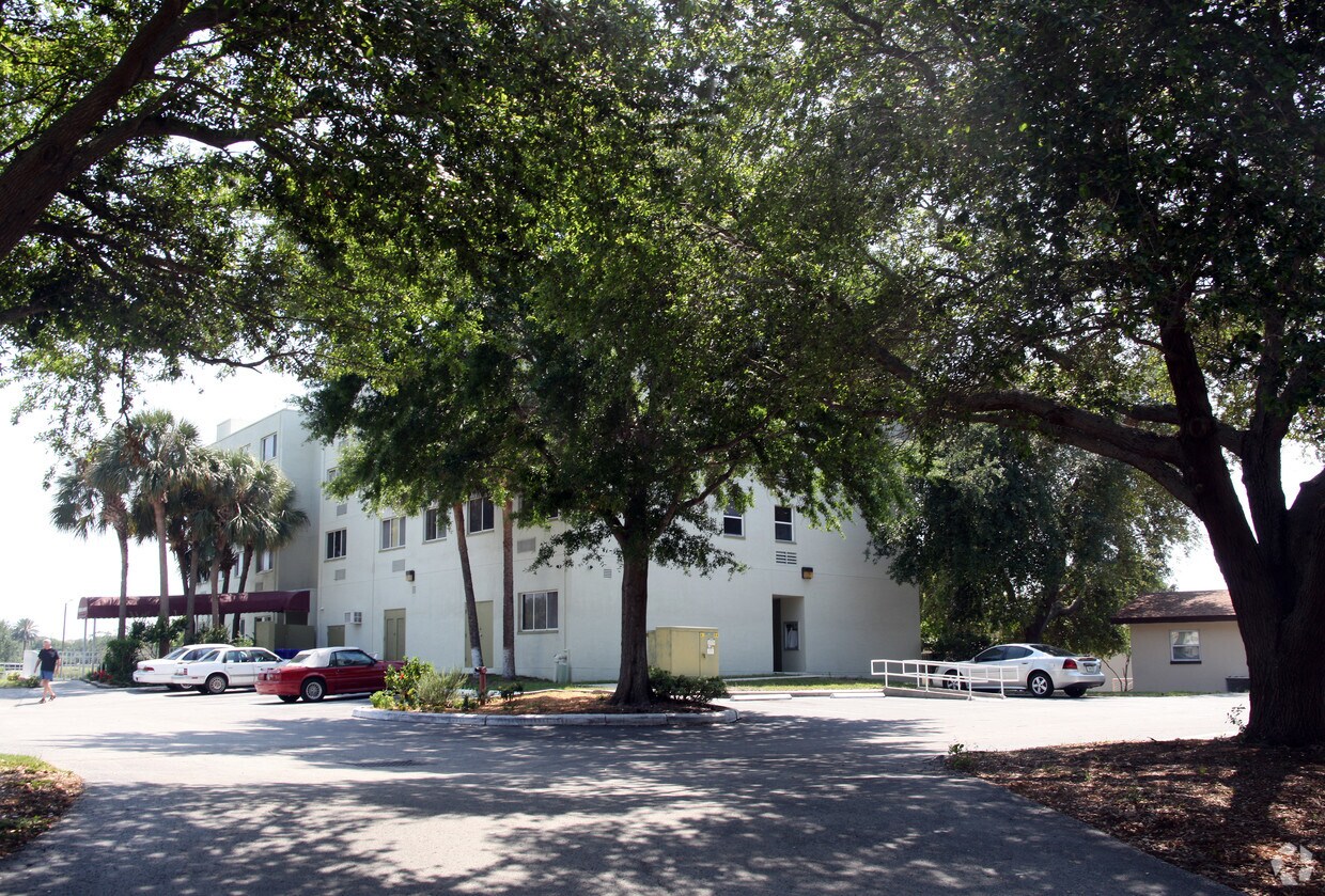 Creekside Manor I & II Apartments Apartments in Clearwater, FL