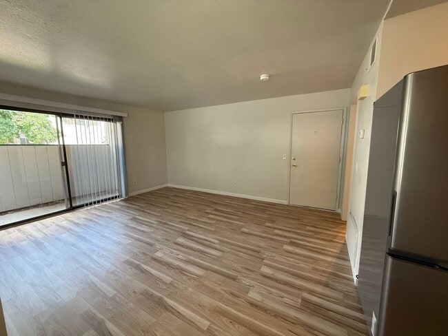 Building Photo - 2402 Sunny Slope Dr