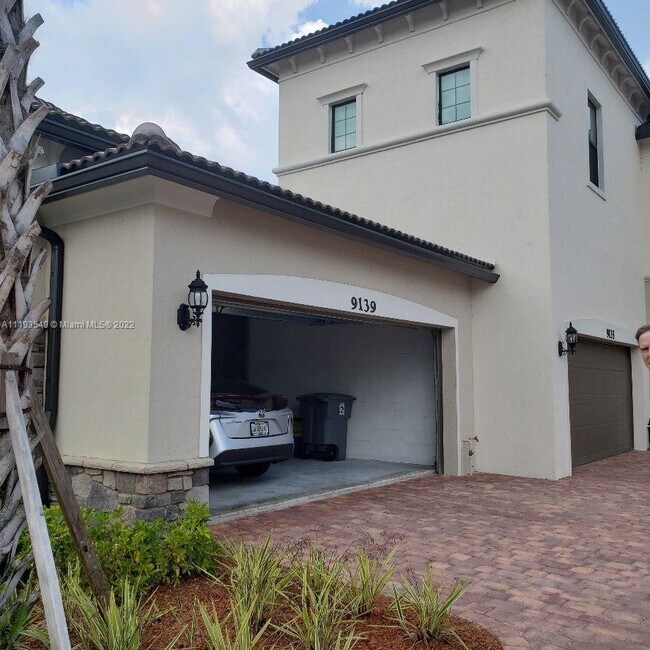 Foto del edificio - 9139 Passiflora Wy