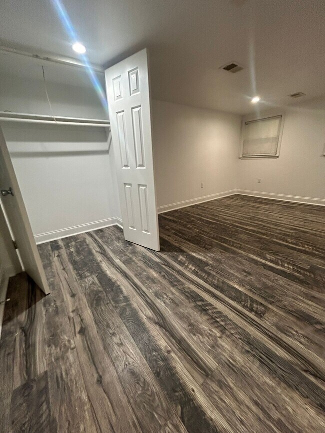 Building Photo - 1 Bedroom Apartment