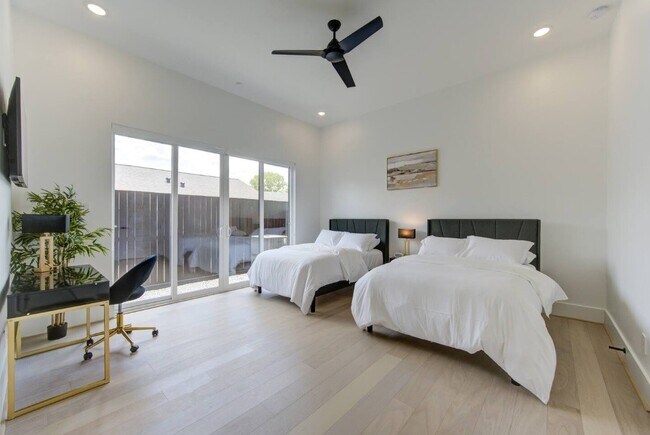 Foto del edificio - 5702 Fairdale Ln