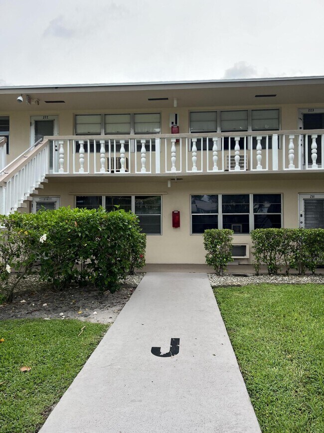 Building Photo - 209 Canterbury J