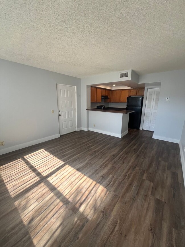 Building Photo - ONE BEDROOM ONE BATHROOM!! Waterfront Comm...