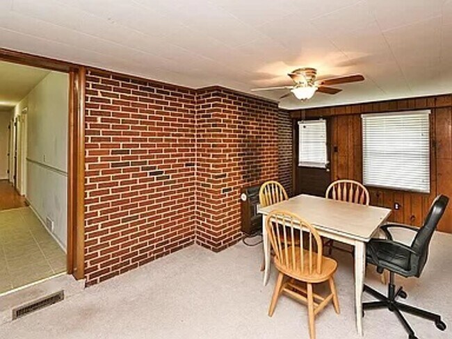 Building Photo - Spacious 4 br 3 bath home for rent