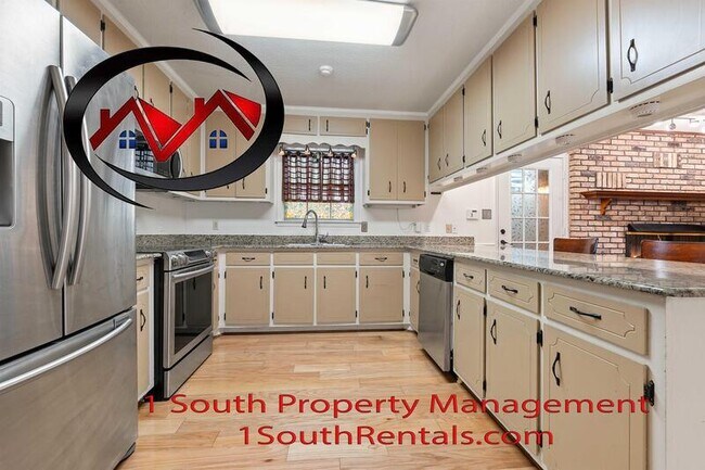 Building Photo - 814 Pinemont Dr