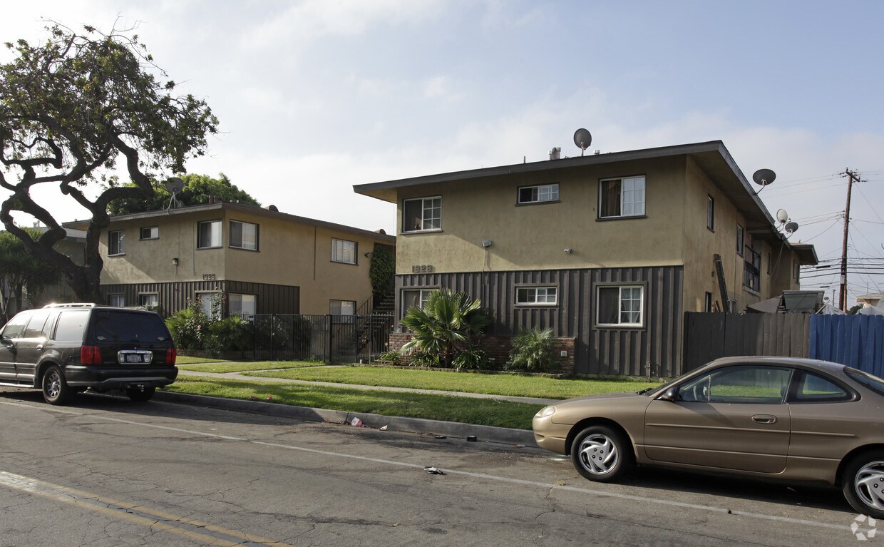 Building Photo - 1828 W Greenleaf Ave