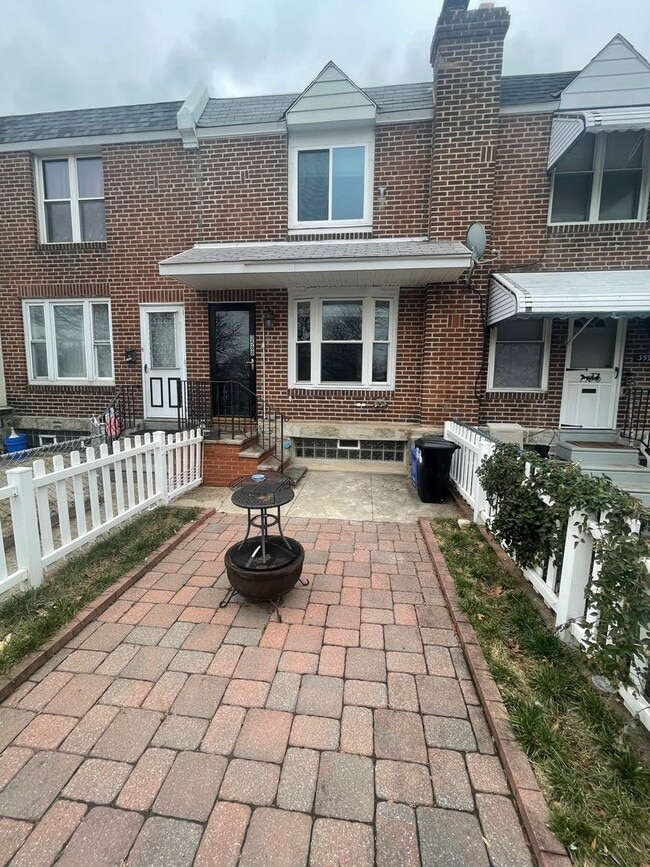 Building Photo - Beautifully Updated 2 Bedroom House Availa...