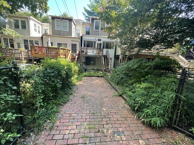 Foto del edificio - 2018 Pierce Mill Rd NW