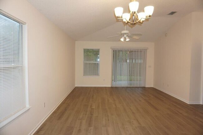 Foto del edificio - 3 bedroom home in Julington Creek