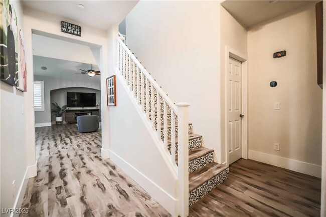 Building Photo - 780 Valley Rise Dr