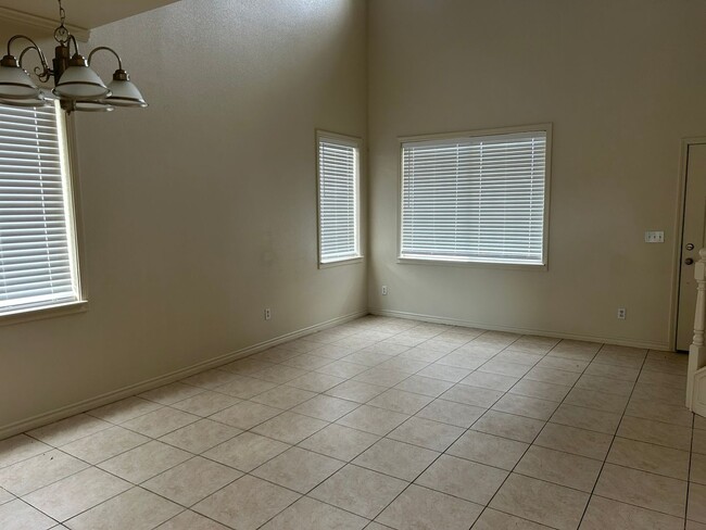Foto del edificio - Amazing Floor Plan with 5 Bedrooms!
