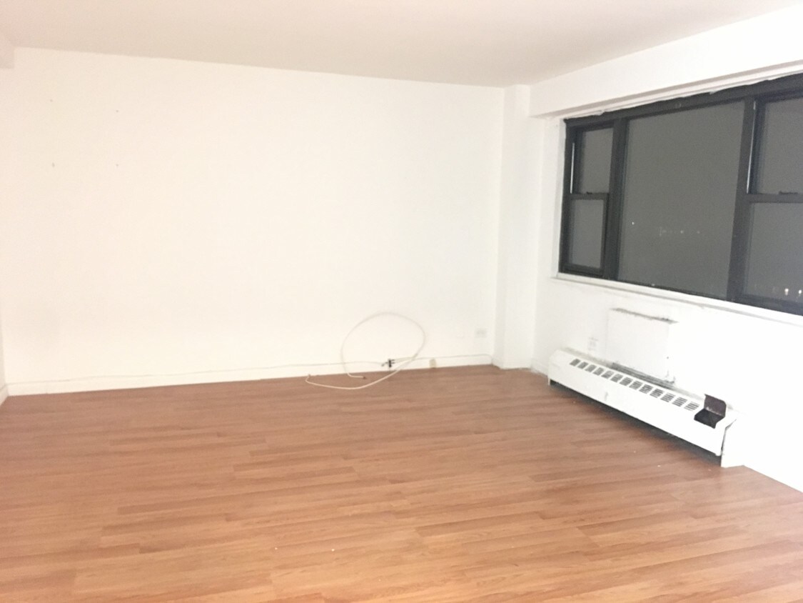Foto principal - 83-60 118th St