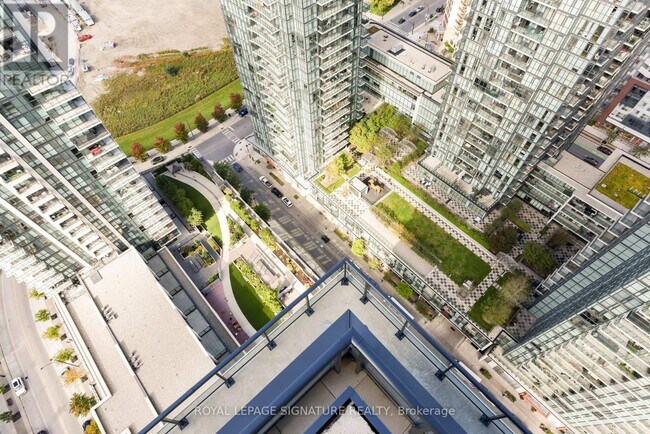 Photo du bâtiment - 4055 Parkside Village Dr