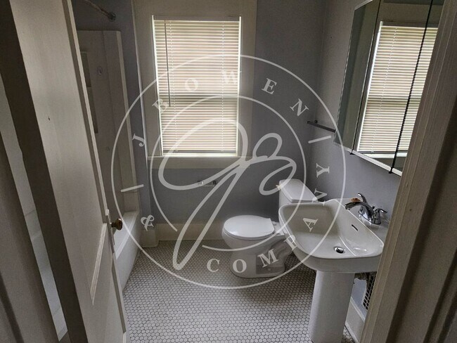 Foto del edificio - Charming 2 Bed, 1 Bath lower duplex in Tol...