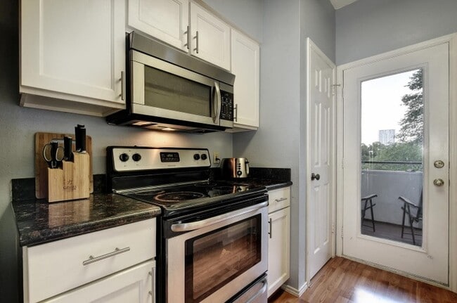 Updated Appliances - 700 S 1st St