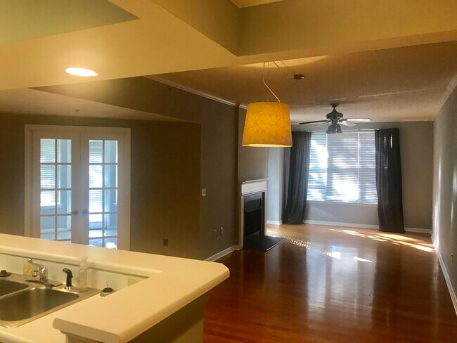 Living Rm - 405 W 7th St