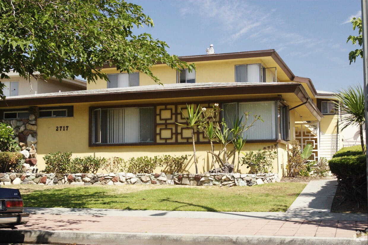 Primary Photo - 2717 W Rosecrans Ave