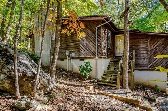 Building Photo - 914 Tamworth Rd