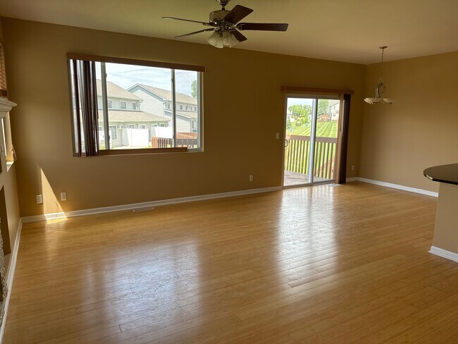 Building Photo - 7428 Thomas Dr