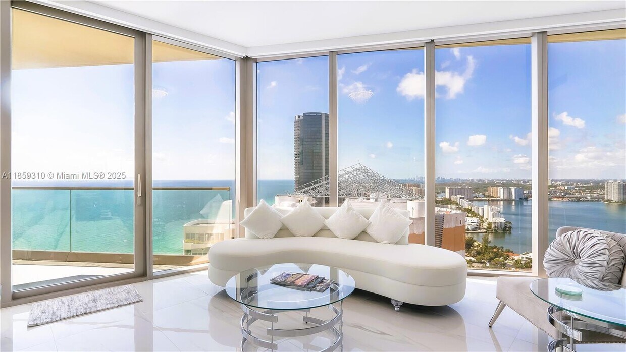 Foto principal - 18975 Collins Ave