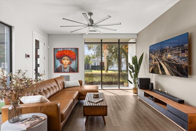 Foto del edificio - 1049 N Kentucky Ave