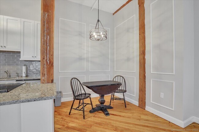 Building Photo - 222 Williams St E