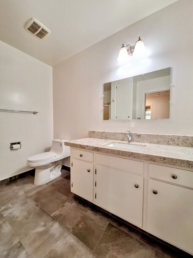 Foto del edificio - Spacious Second Floor 1bd Condo in Great P...