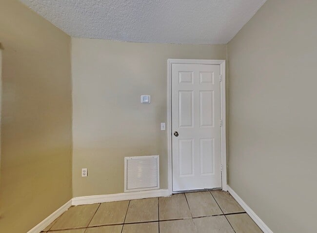 Building Photo - 327 Huron Dr