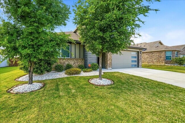 Foto del edificio - "Energy-Efficient 4-2 Home with Designer Finishes and a Spacious Backyard Retreat!"