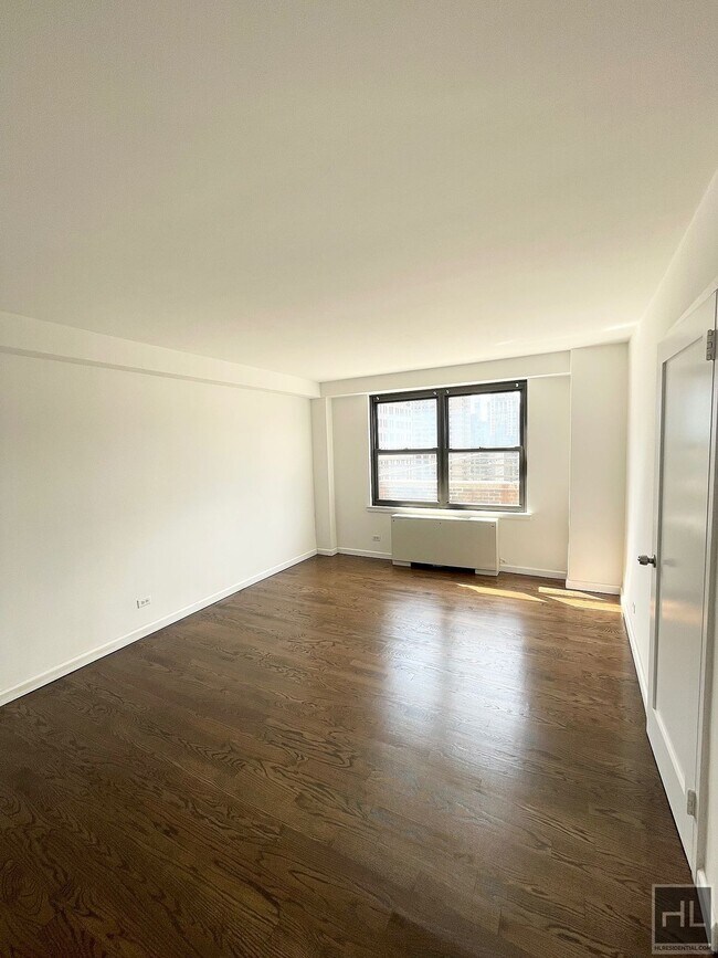 Building Photo - E 82 St