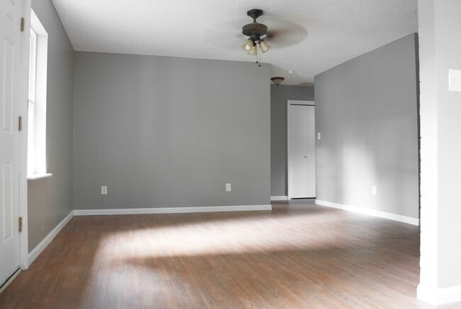 Building Photo - Look No Further!! 3 Bedroom 1.5 Bath House with a Garage